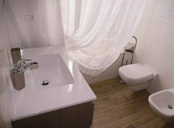 camera con bagno confortevole e moderno